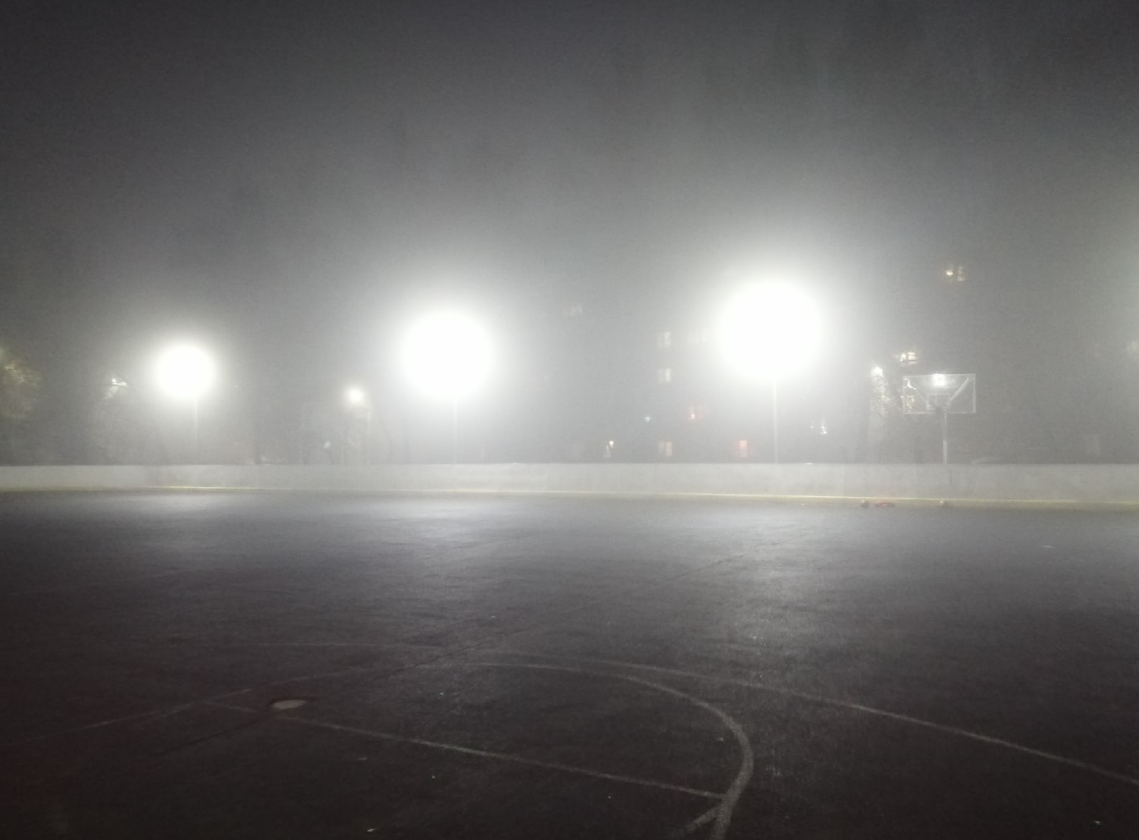 Густой туман на площадке моей школы, лично фото