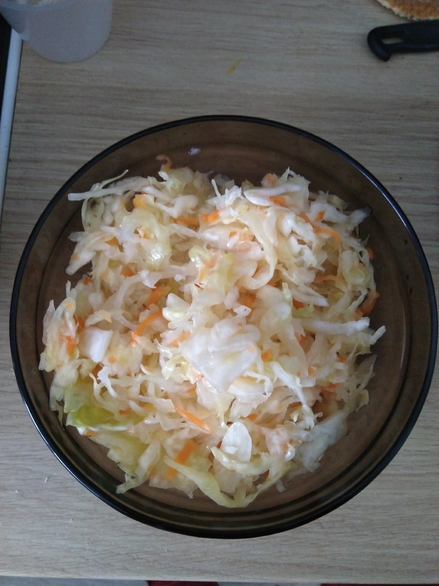  К луку добавляем процеженный бульон от курицы и  капусту.ставим функцию суп время 45 минут.капусту варим 20 минут .