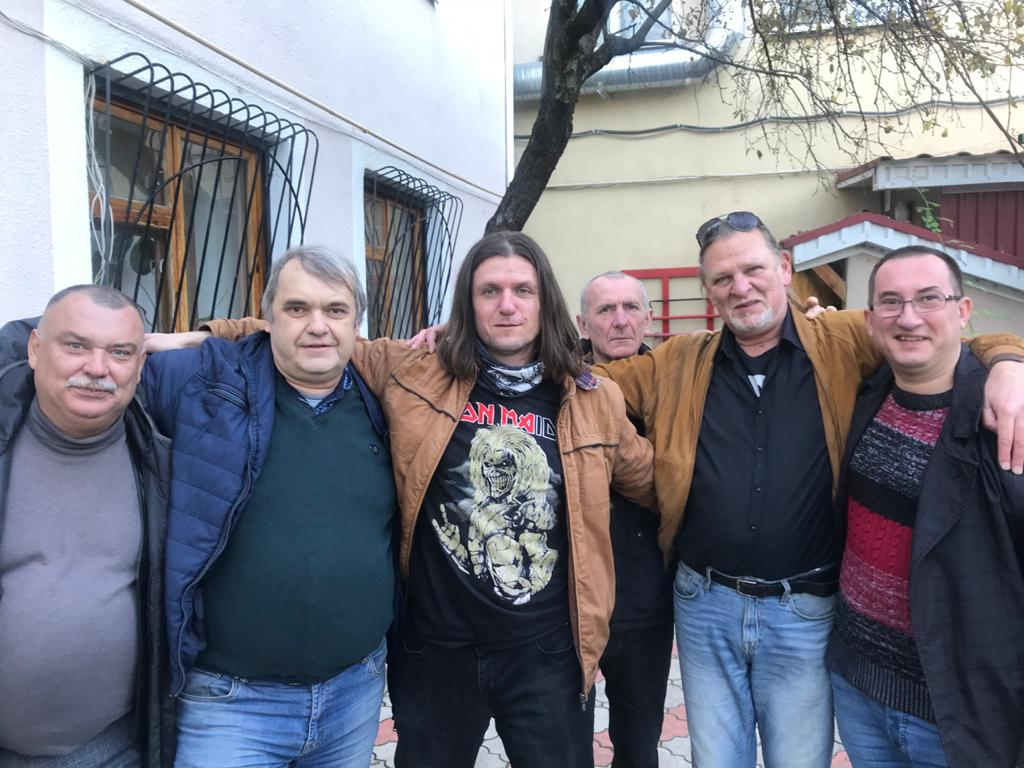 Во дворе Клуба собрались (слева направо): С. Малышев, Н. Остапцов, Е.Горобцов, А.Трунов (проявил скромность и стал изображать "второй ряд"), В. Гаевский, А. Атаянц