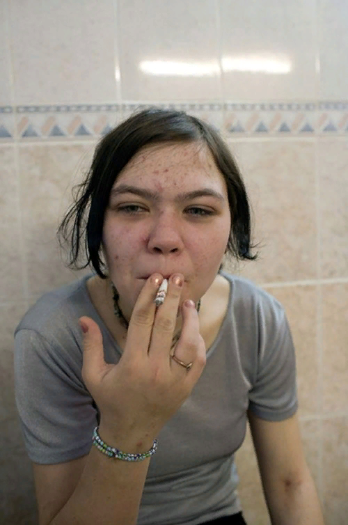 Никогда не матерюсь. Курящая женщина демотиватор. Девушка матерится.
