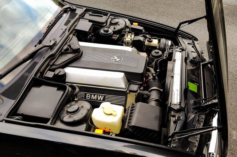 BMW 730i E32: black «Boomer»