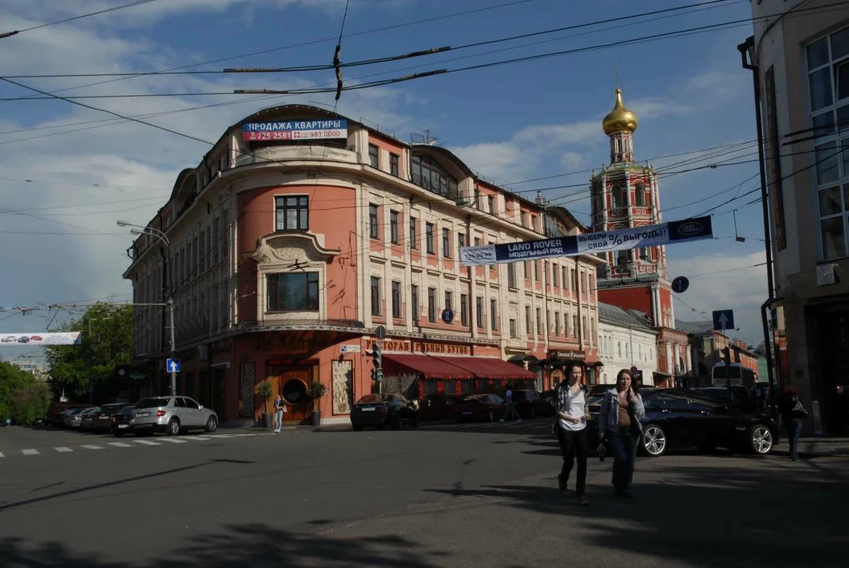 Ул петровка 28. Улица Петровка дом 2. Доходный дом высоко-Петровского монастыря. Петровка 16.