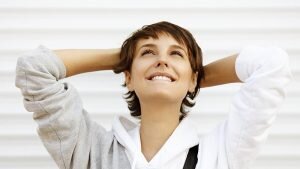 Вы когда-нибудь улыбались незнакомцу на улице? Попробуйте как-нибудь и посмотрите, что получится. Распространение простых жестов, таких как улыбки и объятия, на людей вокруг вас в вашей повседневной рутине может полностью изменить мир вокруг вас и не стоить вам больших усилий. Как гласит закон притяжения: «подобное притягивает подобное».