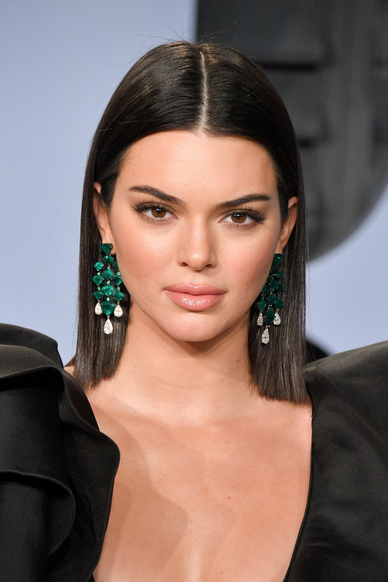 Уход за собой 
Быть ухоженным важно для любого человека. Внешний вид транслирует внутренние установки, характер и отношение к работе. Участие в деловой встрече благополучной внутренне и внешне женщины с гармоничным макияжем показывает, что она умеет правильно организовать себя и свое время. Другой вариант, когда внешний вид не соответствует случаю или мероприятию, вызовет недоумение и недоверие к обсуждаемому проекту. Образ делового партнера многогранен, он демонстрирует прочность позиции, сообщает «мы с тобой принадлежим к общей социальной страте», задаёт тон общения.