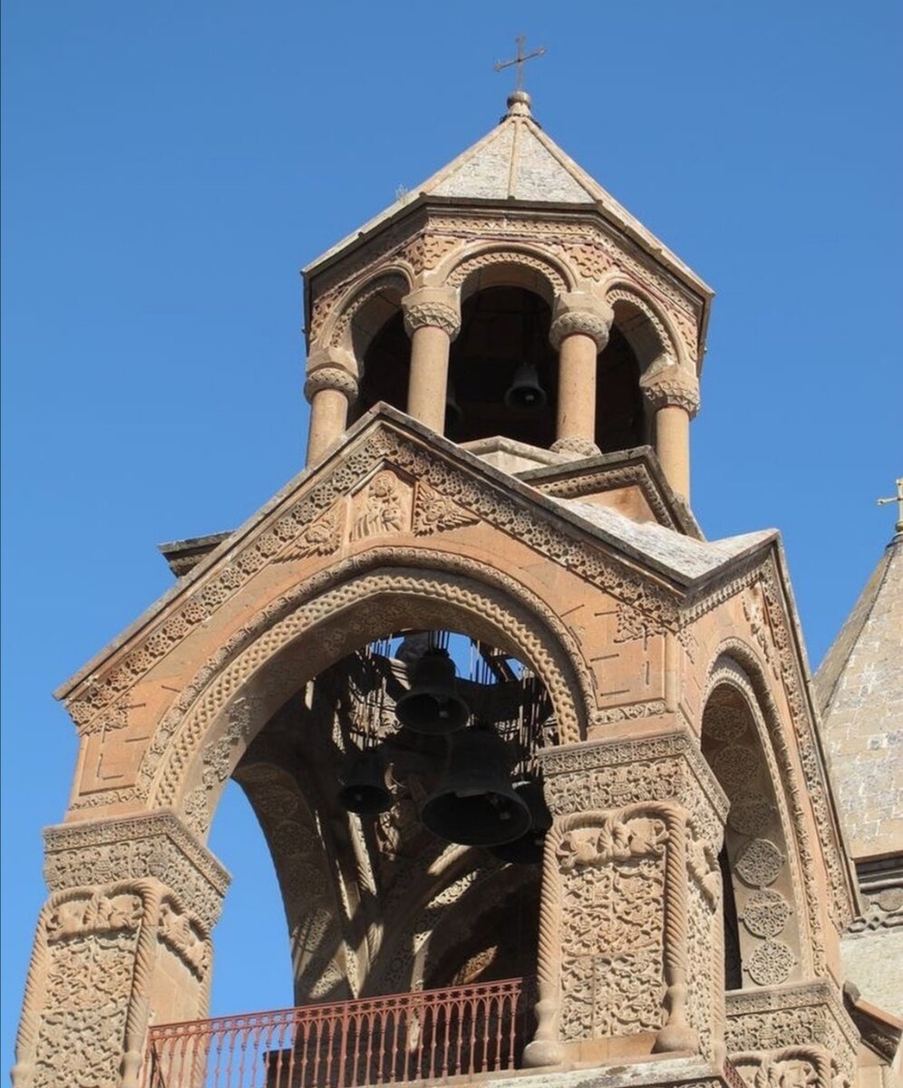 Командование российских миротворцев, которые с 10 ноября прибывают в Нагорный Карабах, опубликовало карту будущей «миротворческой операции». Этот документ позволил снять часть вопросов (главным образом территориальных), возникших после того, как в ночь на 10 ноября Армения и Азербайджан при посредничестве России договорились об окончании войны. Во многом ситуация фактически вернулась к той, что была до начала первой войны в 1991 году: азербайджанская артиллерия стоит на холмах Шуши в нескольких километрах от жилых кварталов Степанакерта, столицы Карабаха; сам Карабах фактически отрезан от Армении. Долгосрочная безопасность его армянских жителей не гарантирована, поскольку ответа на вопрос, останутся ли миротворцы через пять лет, нет. При этом Баку получил наземный переход к своему эксклаву в Нахичевани по территории Армении (чего не было никогда). Впрочем, огромное количество политических вопросов по-прежнему остается без ответа. «Медуза» подводит итоги шестинедельной войны в Нагорном Карабахе и пытается понять, кто стал ее победителем — Азербайджан, Россия или Турция.