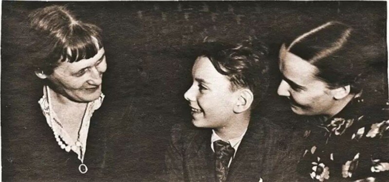 На фото — Анна Ахматова (слева), Алексей Баталов и Нина Ольшевская