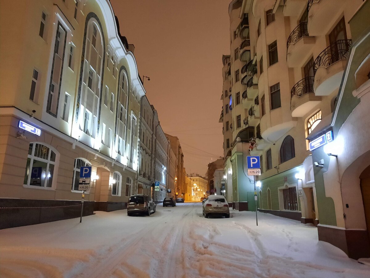 1. Бегом вокруг "Золотой мили". 2. На углу Пречистенки и Остоженки. 3-4. Улочки внутри Золотой мили. 