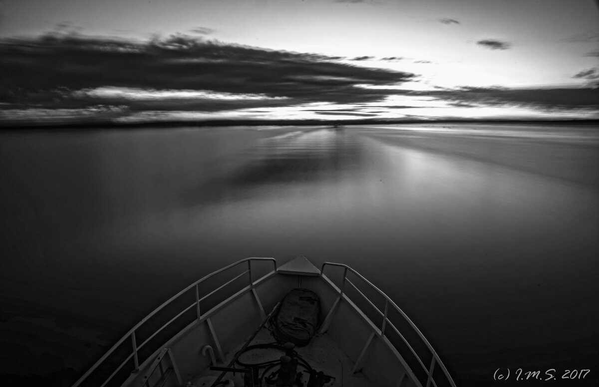 Моторное судно в очередном ночном переходе
Судно совершает переходы  как в светлое время суток, так и в темное. Экипаж к этому готов. За  плечами участников похода годы опыта хождения в сложных погодных  условиях, в том числе и ночных. 