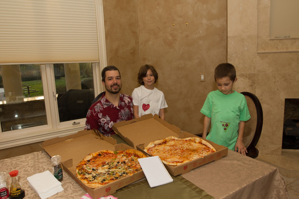 Те самые, две пиццы, заказанные на 10 000 биткойнов в 2010 годому.