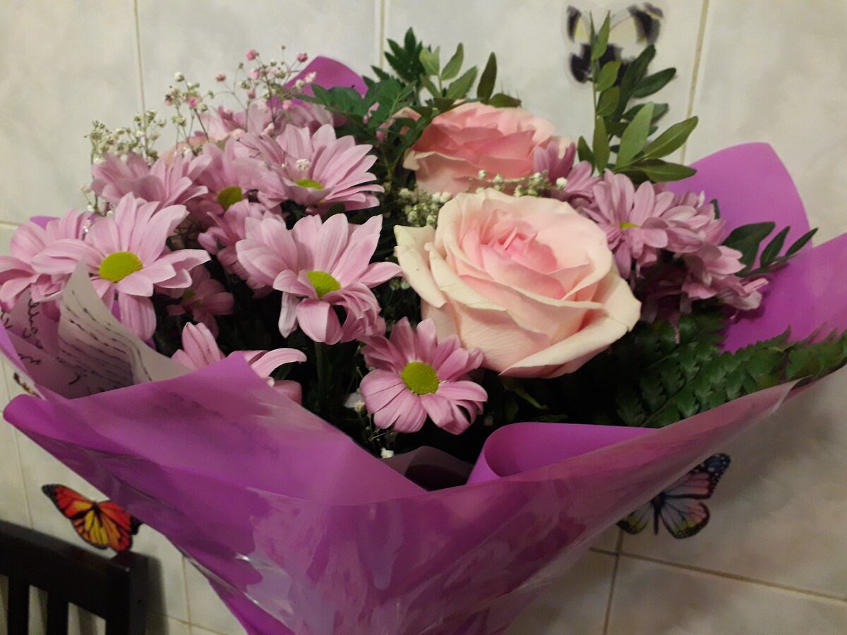 В молодости Римма была всегда окружена вниманием противоположного пола - цветы у неё в доме не переводились. Фото автора.