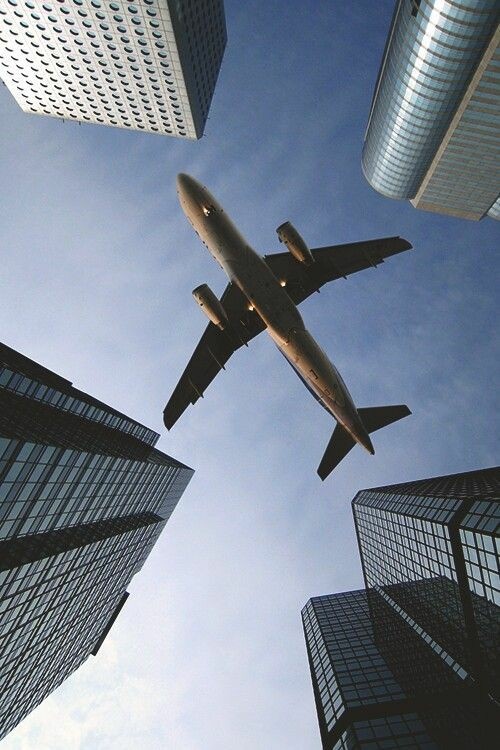 ЭТО У ВАС ЗАБЕРУТ ЕЩЁ ПРИ ВХОДЕ:

•Жидкости, гели, аэрозоли Все знают (и многих это пугает) об ограничениях на провоз в ручной клади жидкостей, гелей, кремов и аэрозолей
•Любые колюще-режущие предметы
•Оружие и имитация оружия 
•Алкоголь 
•Другие предметы 
•Другие предметы
Советуем перед полетом обратиться к официальному сайту вашей авиакомпании и законодательству той страны, в которую вы летите, и посмотреть, что нельзя брать на борт самолета именно по их правилам — это может быть связано с карантином или какими-то событиями в стране. Например, в России зимой-весной 2014 года были запрещены к провозу в ручной клади абсолютно все жидкости ввиду террористической угрозы во время проводившейся в Сочи Олимпиаде.