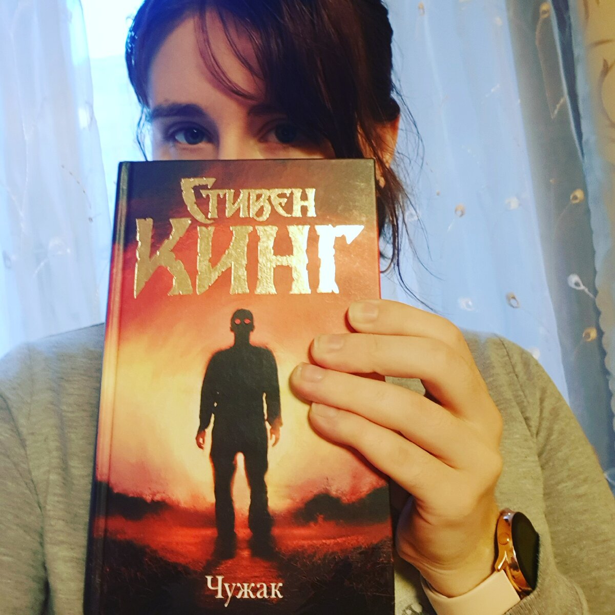 Автор статьи с книгой 