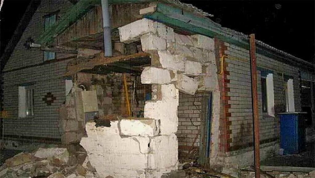 Дом разрушен после взрыва твердотопливного котла