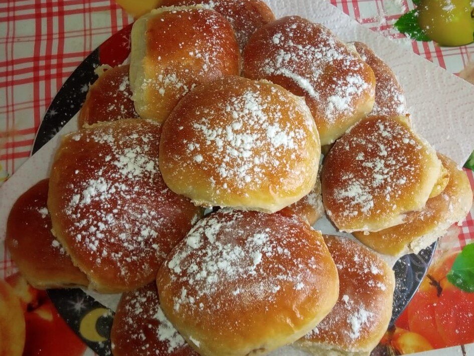 Булочки со сгущенкой. Булочки с вареной сгущенкой. Пышные булочки на сгущенке. Булочки с вареной СГУЩЕК. Сладкие булочки со сгущенкой.