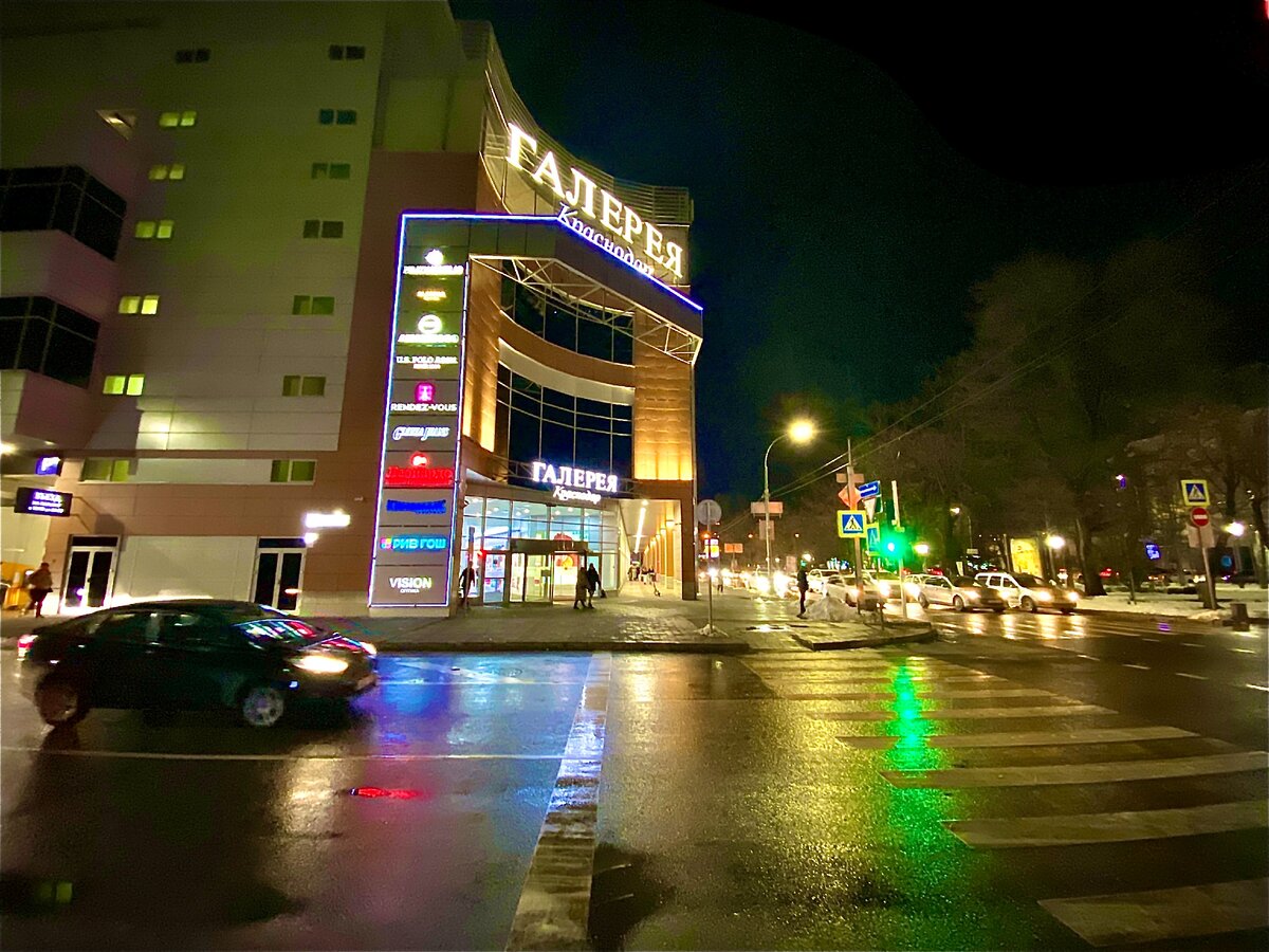 Краснодарская д 17. Торговый центр Краснодар. Жизнь в Краснодаре. ТЦ галерея снаружи ночью. Большие торговые центры в Краснодаре.