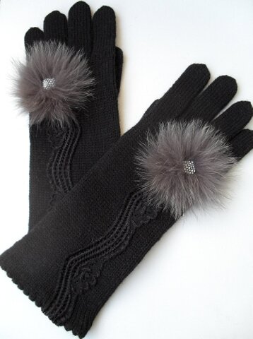 Перчатки с кружевом и мехом.