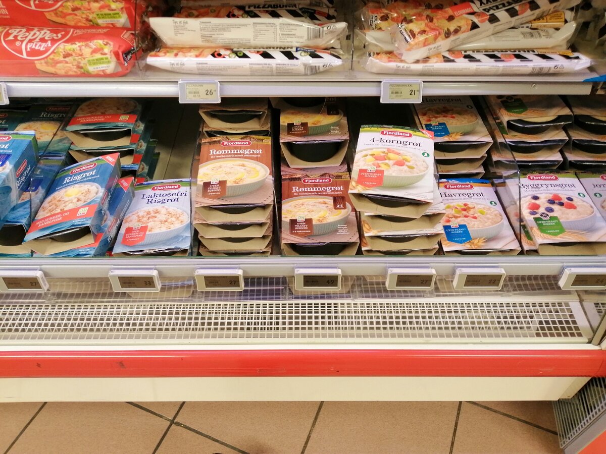 Витрина супермаркета с овсяной, рисовой и сметанной кашей.  Фото автора.