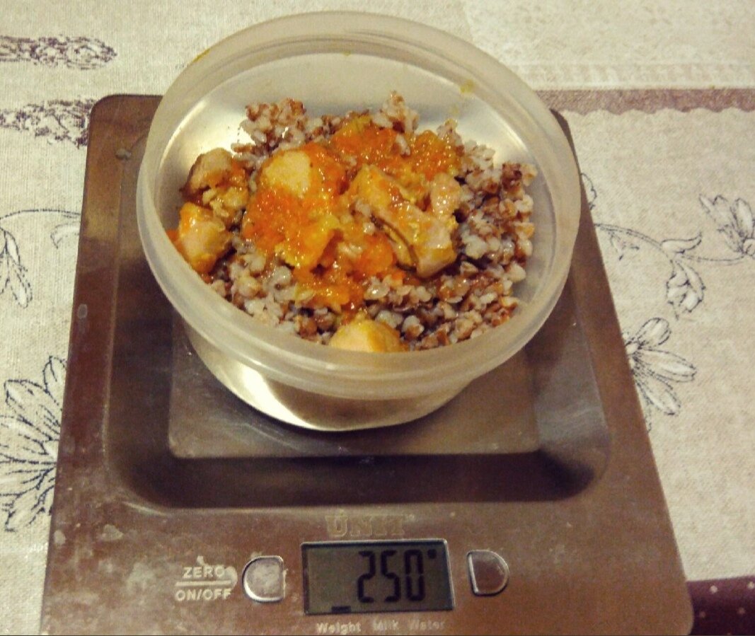 Собираю контейнеры с едой на работу.