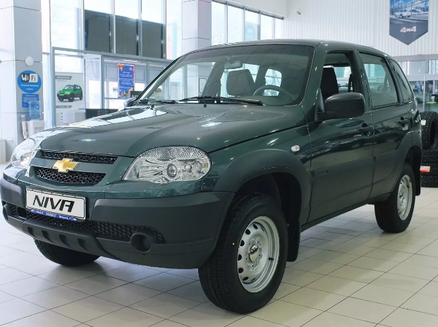 Chevrolet Niva 1.7. Нива Шевроле 2019 зеленая. Нива Шевроле 1 Рестайлинг. Chevrolet Niva в автосалоне.