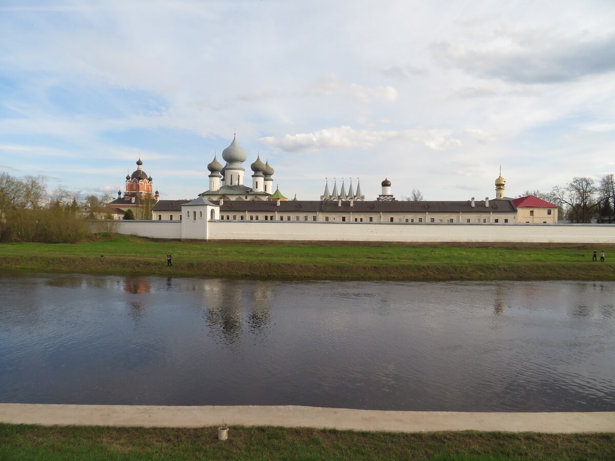 Тихвинский монастырь апрель стена