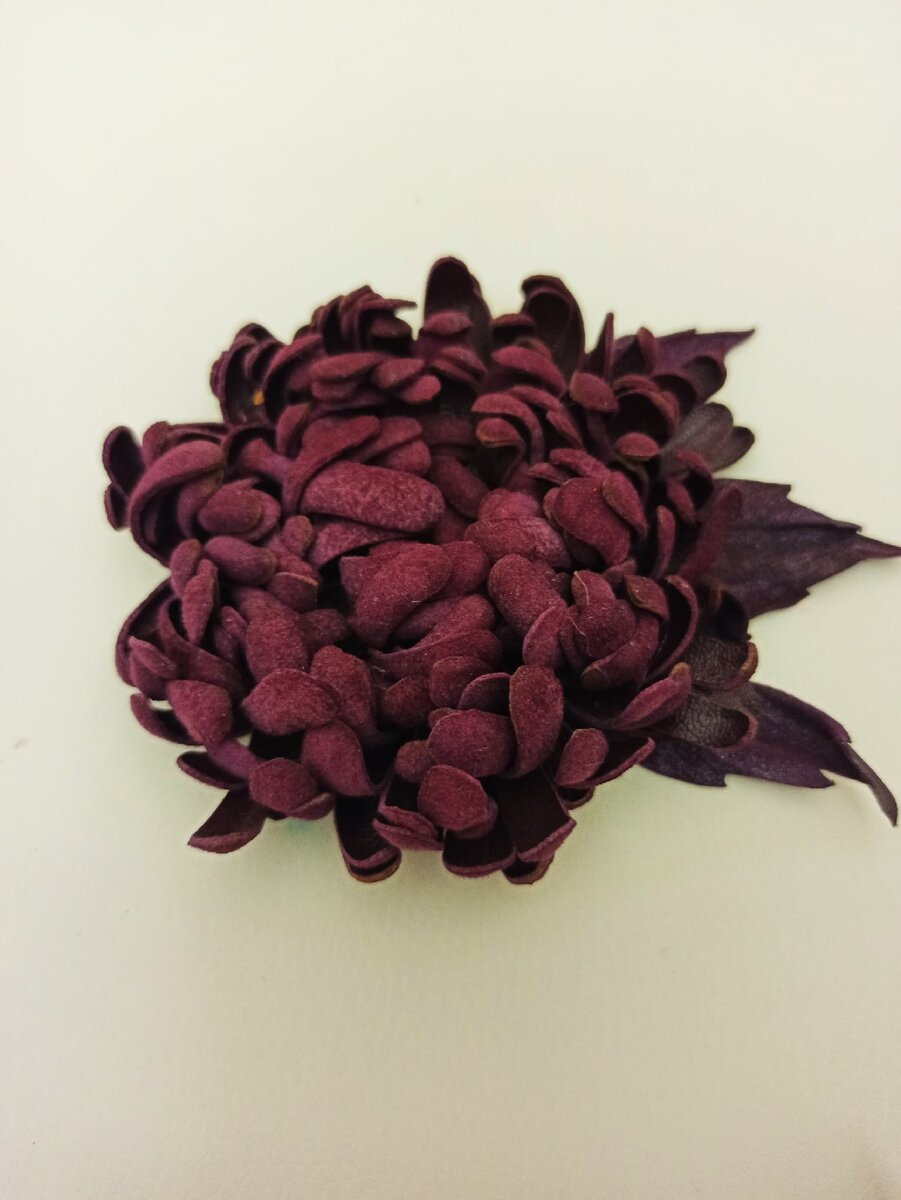 Брошь из кожи 