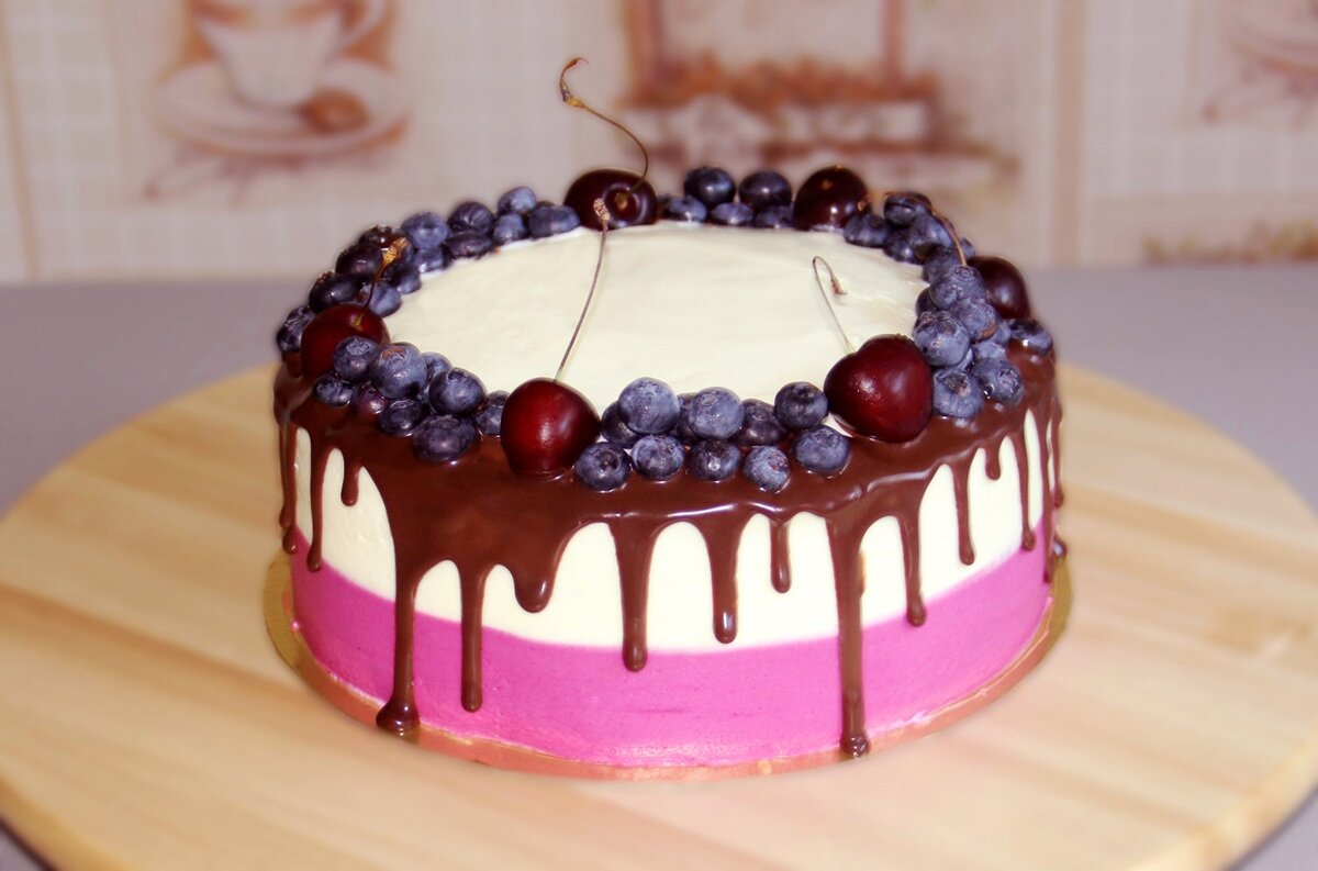 Примерно так нас научили оформлять торты на мастер-классе. Это самый распространенный дизайн. К сожалению, фото торта, который я украсила на мастер-классе, не осталось. 