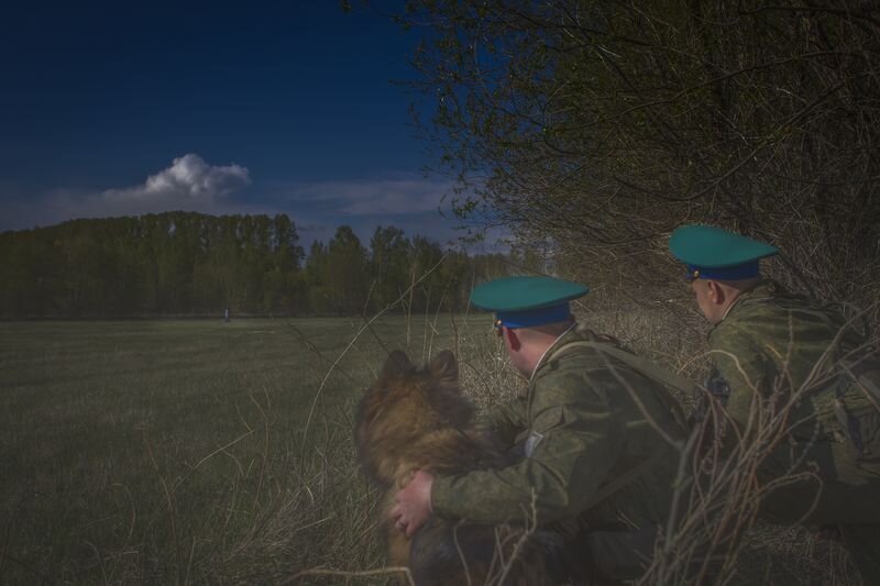 Ночной рубеж. Пограничники России. Пограничник ночью. Пограничник в дозоре. Алтайские пограничники.