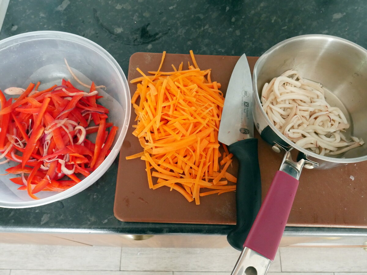 Кальмар маринуется, перец и лук солятся, морковь отдыхает.