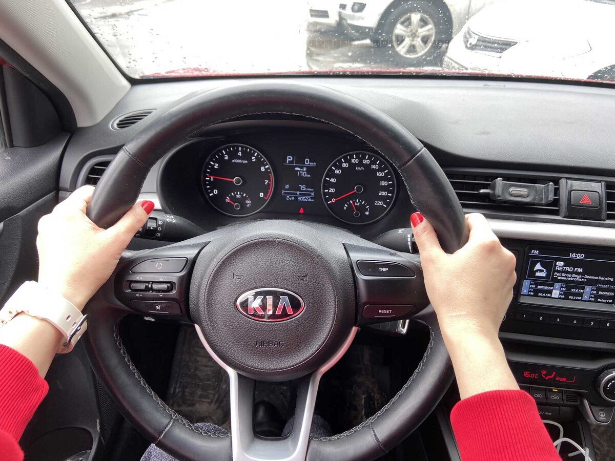 Почему руль справа. Положение рук на руле. Правильное расположение рук на руле. Как правильно держать руль. Как нужно держать руль.