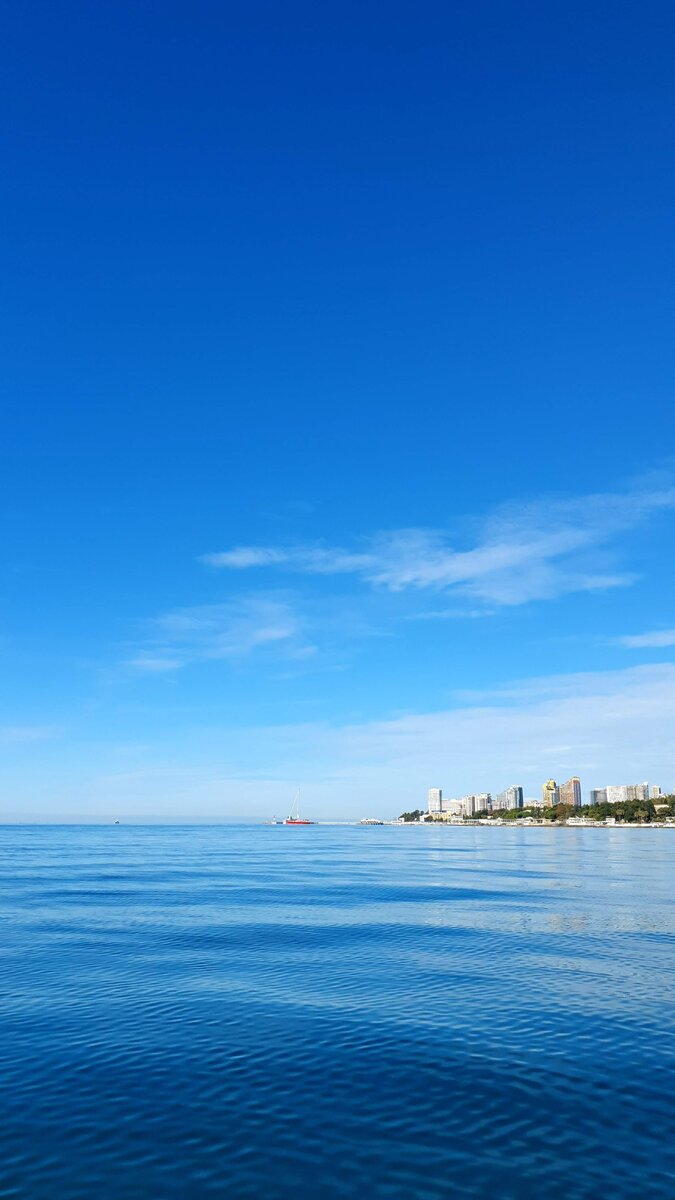 Вид на центральный Сочи с моря