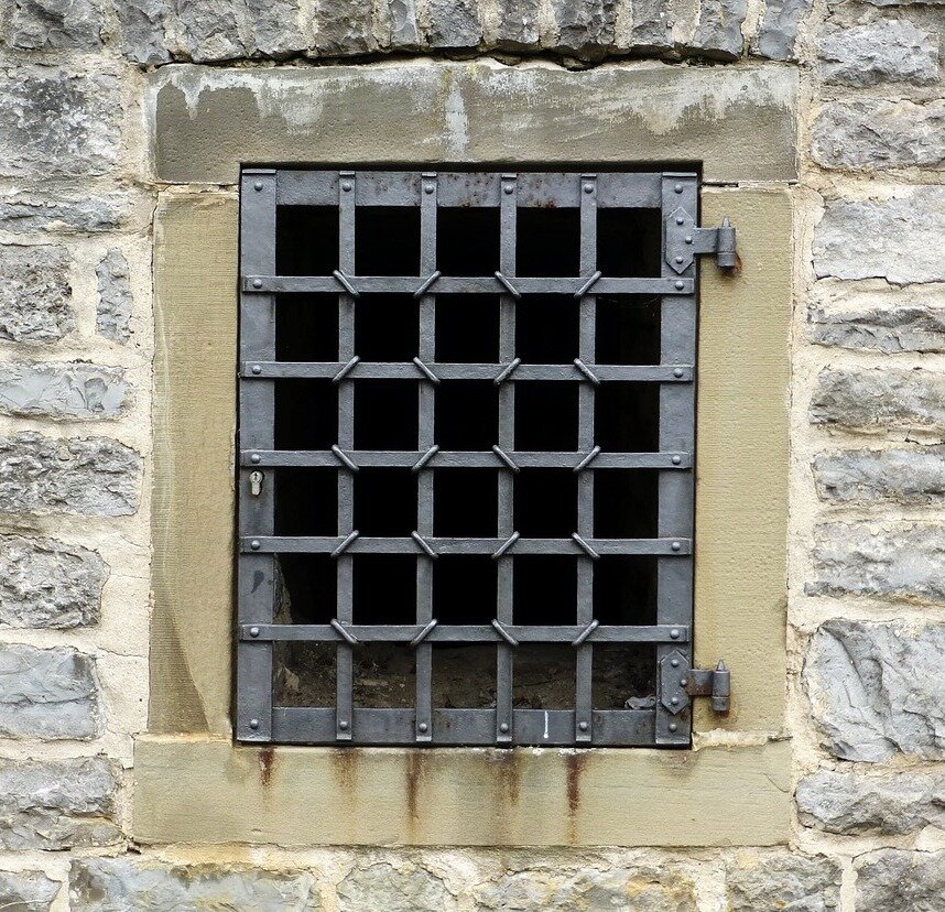 Решетка в окне. Фото с сайта pixabay.com