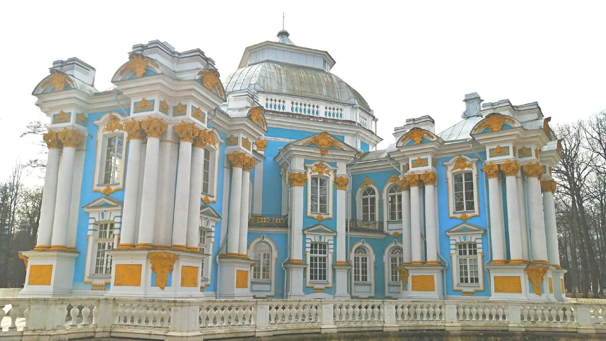 Одно из сооружений в Екатерининском парке. Апрель 2021