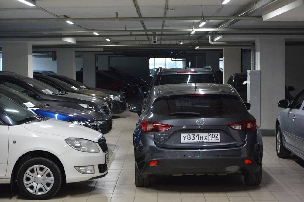 Если машина стоит на тесной и темной парковке, попросите продавца переставить ее в просторное и хорошо освещенное место. Если осматривать на парковке вроде той, что на фото, легко упустить дефекты