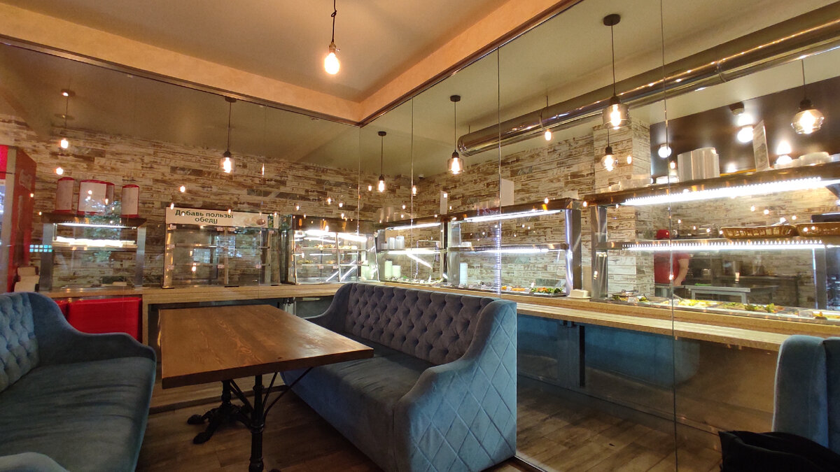 Столовая в Красной поляне оказалась довольно уютной. Фото автора. Листайте галерею!