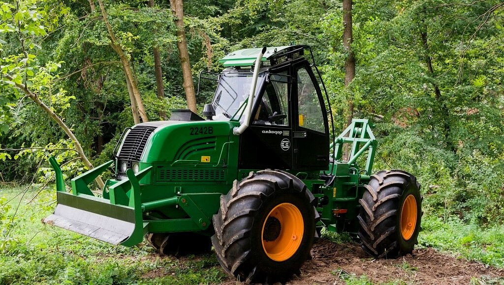 Трелёвочный трактор Амкодор-2242