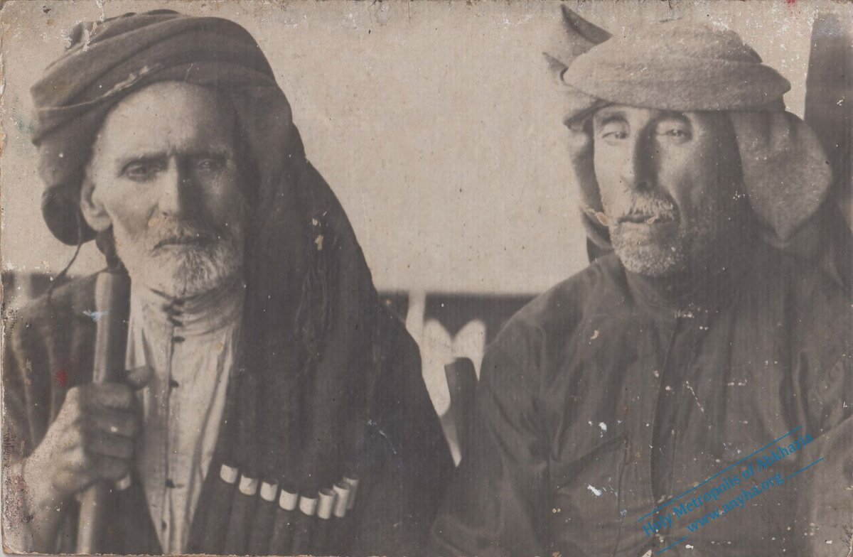 Хапара Киут с сыном (отцу — 143 года, сыну — 84 года, оба жители села Кындыг Очамчырского района Абхазии)