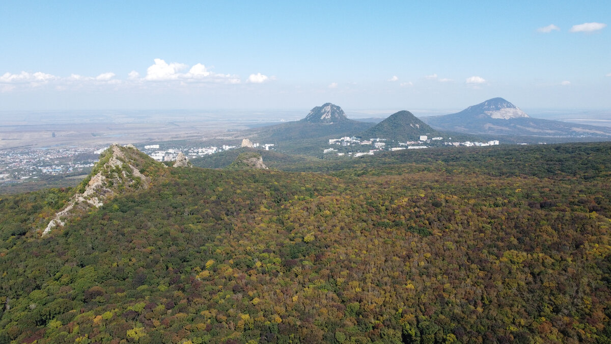 Панорама гор: Острая, Кабанка, Медовая, Развалка, Железная, Змейка (октябрь 2022 года)
