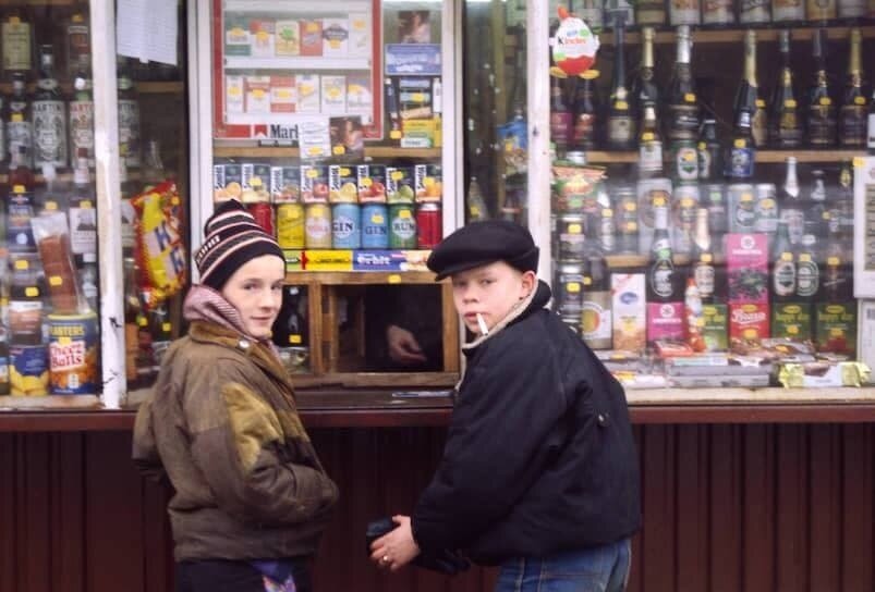 Киоск в девяностые. Есть крепкий алкоголь и сигареты. Паспорт вряд ли спросят.