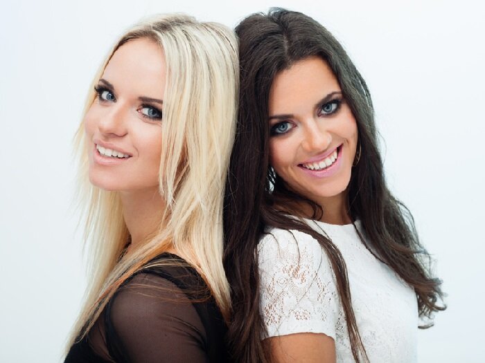 Фото Блондинка и брюнетка.