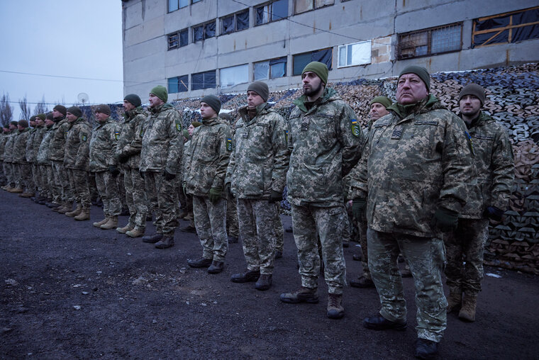    Украинские военные, которых заставили брать в руки оружие, переходят на сторону России, сказал Андрей Марочко