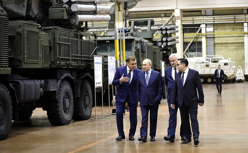 «Панцирь-СМ» с увеличенным вдвое количество ЗУР на заднем плане, фото: пресс-служба Кремля