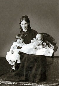 Софья Петровна Бахметева с внуками С.А. Толстой. 
