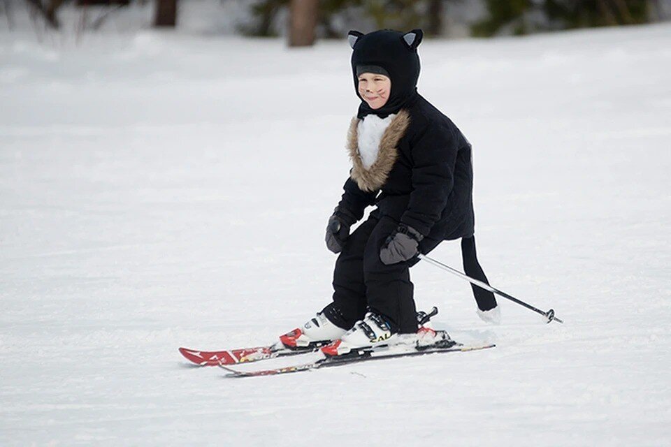     Дети обожают горные лыжи и для катания порой придумывают оригинальные костюмы. Алексей БУЛАТОВ