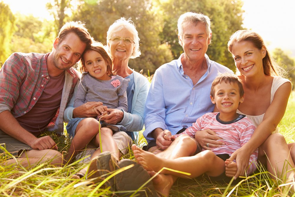 Parents picture. Счастливая семья. Счастливая семья с бабушкой и дедушкой. Семья с внуками. Семья три поколения.