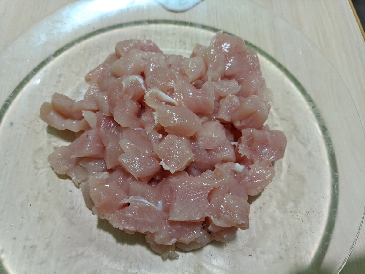 Нарезаем филе не большим кубиком 