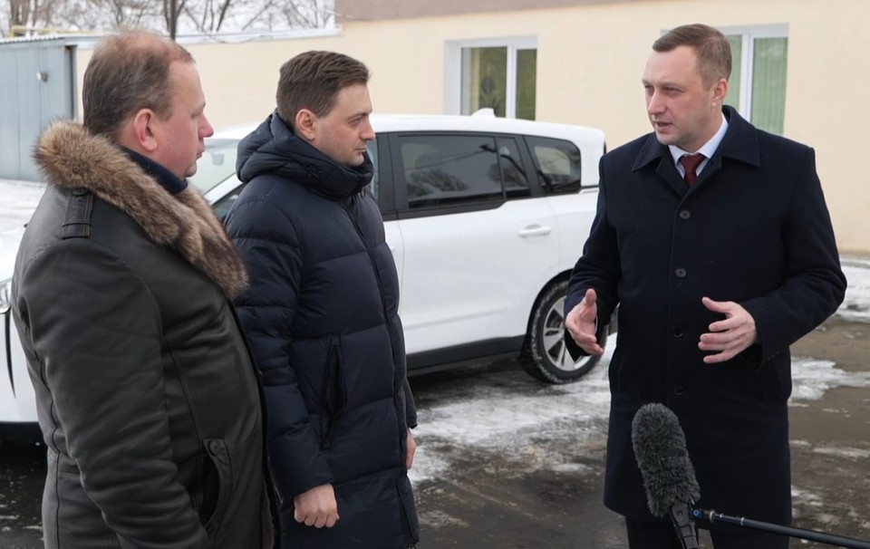     Губернатор Саратовской области Роман Бусаргин (справа) сообщил, что электромобиль Alfarus начнут собирать в Энгельсе уже в этом году.
