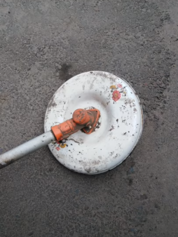 Вид сверху. Использовал крышку от кастрюли. Можно использовать абсолютно любую, удовлетворяющую вас по размеру, по опыту не более 30-35 см. Отмеряем центр, обрисовываем шайбу от наконечника триммера и высверливаем.