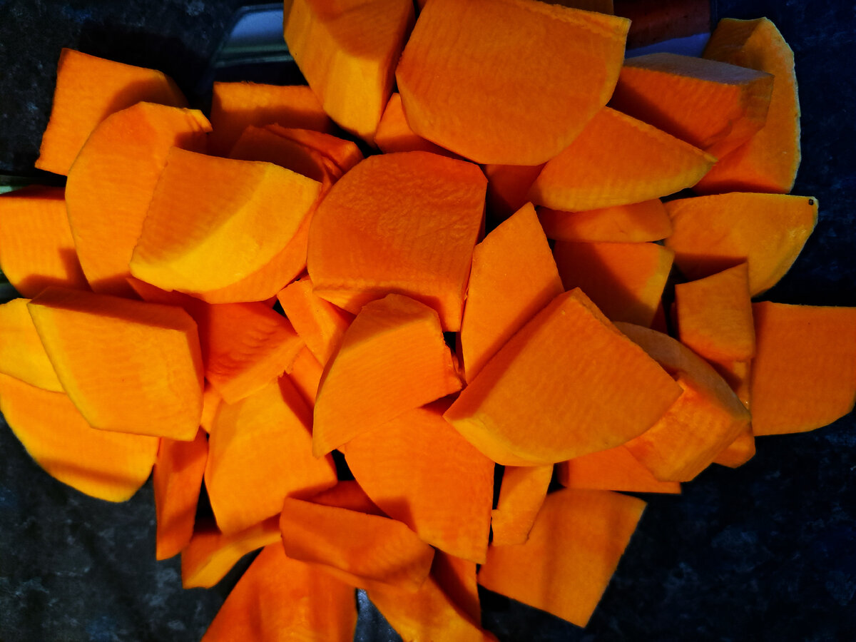 Крупно нарезанная тыква. Фото автора