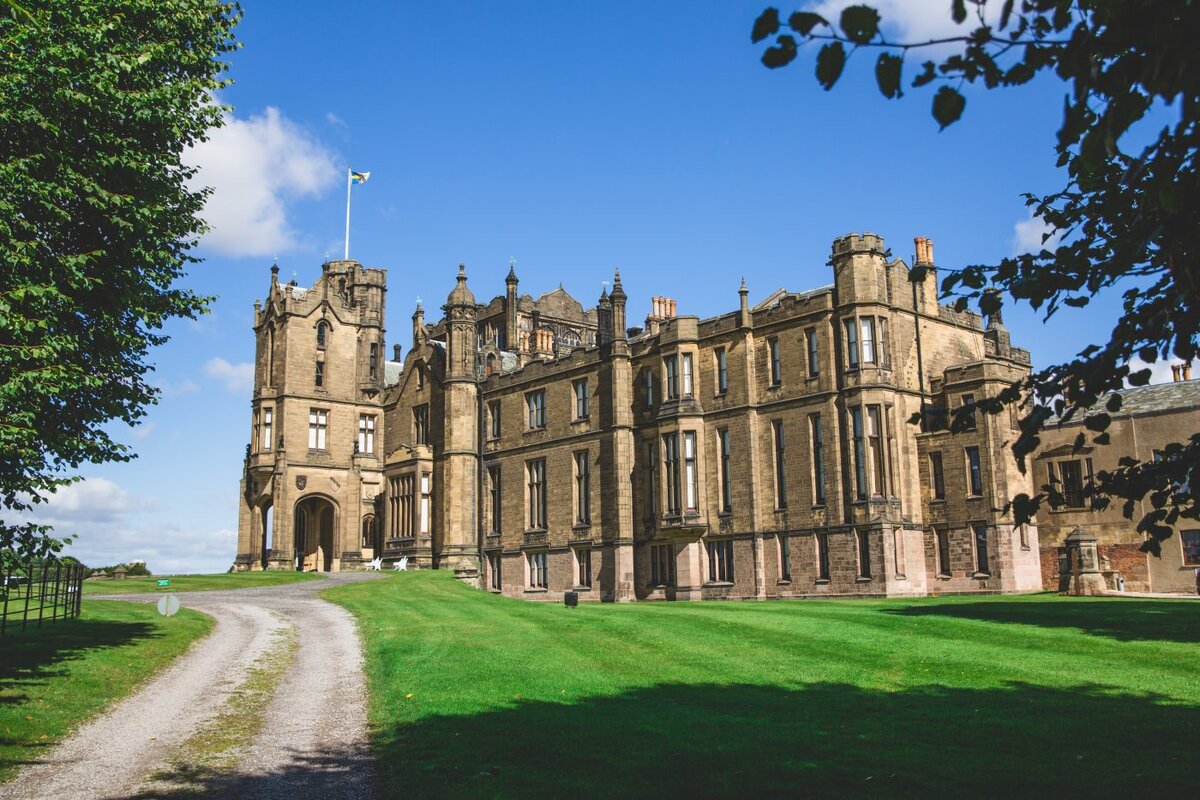 Примерно в таком замке происходят события романа