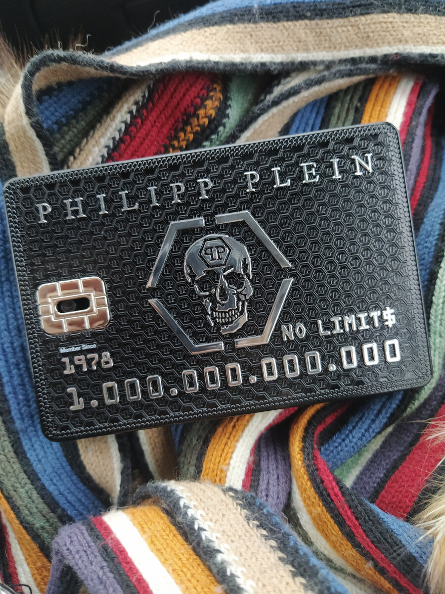 No Limit$ Philipp Plein Parfums — это аромат для мужчин, он принадлежит к группе восточные пряные. Это новое издание: No Limit$ выпущен в 2020 году. Парфюмер: Alberto Morillas. Верхние ноты: Черный перец, Водные ноты, Корица, Кардамон, Звездчатый анис, Гвоздика (пряность), Имбирь и Бергамот; средние ноты: Темный шоколад, Бурбонская ваниль, Ладан и Амбра; базовые ноты: Кожа, Древесные ноты, Уд, Пачули и Кедр.